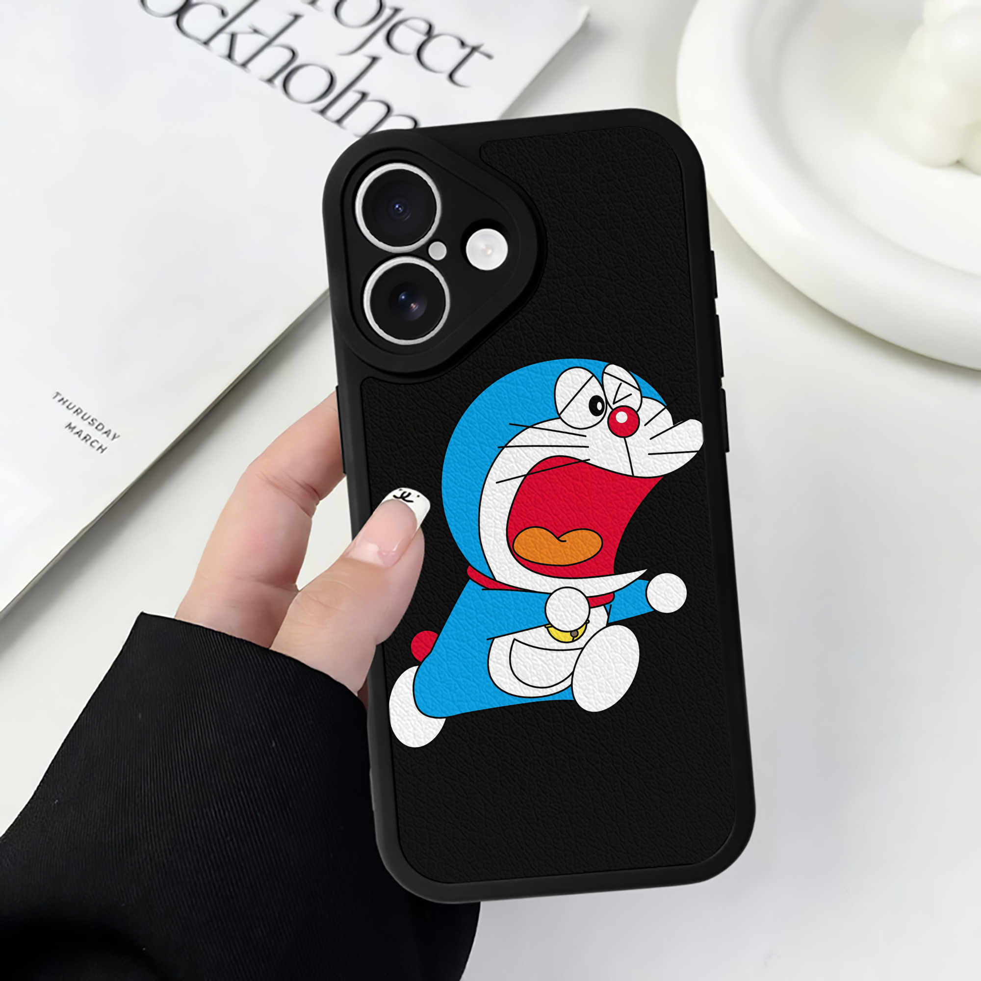 （画像用） ドラえもん Doraemon 【iPhone 16シリーズ対応】シリコンスマホケース（レザー調） 材質：シリコン